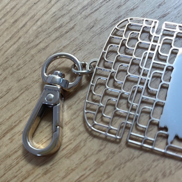 La Mer Skin Care Charm Clip On Gold Tone Designer Logo Advertising Accessory - Picture 3 of 5